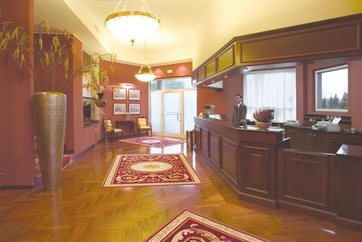 Hotel Maxim Peschiera Borromeo Buitenkant foto